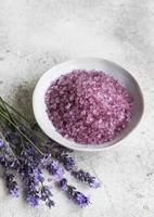 Set aus natürlicher Bio-Spa-Kosmetik mit Lavendel. foto