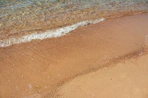 sonnig Strand von Meer, See, Ozean mit Wasser, Welle und Sand. sonnig Tag foto