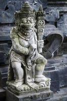 traditionelle antike balinesische hindu-statuen in bali-tempel indonesien foto