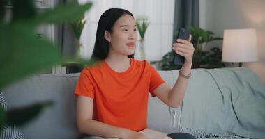 jung asiatisch Frau Video Anruf mit Freund auf Handy, Mobiltelefon Telefon foto