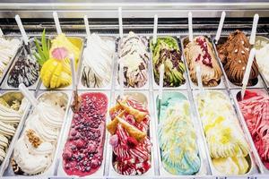klassisches italienisches Gourmet-Eis-Eis-Display im Shop foto