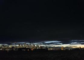 Blick auf den Hafen von Central Sydney in Australien bei Sonnenuntergang foto