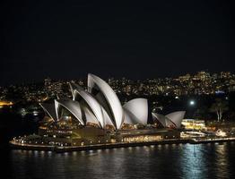 Blick auf das Wahrzeichen von Sydney Opera House in der Nacht in Australien? foto