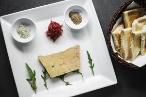 traditionelle französische Gänseleber-Entenpastete und Toast-Vorspeise-Snack-Platte