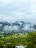 Aussicht von ein Sommer- Tag im das Berge, Grün Wiesen, Berg Pisten und Hügel foto