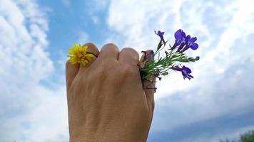 ein Ring an einer Hand aus Blumen. ein Heiratsangebot. foto