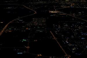 ein Antenne Aussicht von ein Stadt beim Nacht foto