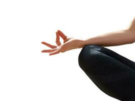 isoliert Frau Detail entspannend im Yoga Position foto