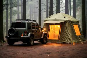 ein Tourist Zelt und ein Jeep Stand auf ein Rasen im das Mitte von ein Wald im nebelig und wolkig Wetter spät beim Nacht. das Licht ist auf im das Zelt. ai generativ foto