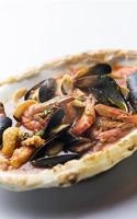 Muscheln Garnelen und Fisch Meeresfrüchte und scharfe Tomaten Puttanesca Marinara Pasta