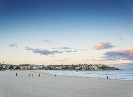 berühmter Bondi-Strandblick bei Sonnenuntergang in der Nähe von Sydney, Australien? foto