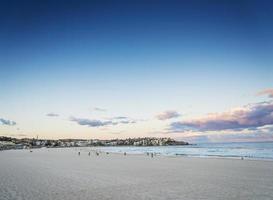 berühmter Bondi-Strandblick bei Sonnenuntergang in der Nähe von Sydney, Australien? foto