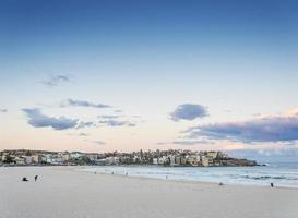 berühmter Bondi-Strandblick bei Sonnenuntergang in der Nähe von Sydney, Australien? foto