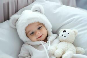 ai generativ. süß Baby mit Teddy Bären auf das Weiß Bett, fallen schlafend oder aufwachen oben im das Morgen, komisch Neugeborene wenig Baby beim Zuhause mit Spielzeug. horizontal Foto