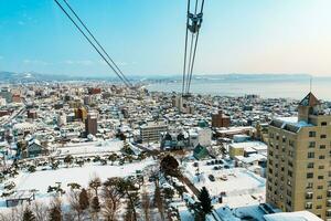 schön Landschaft und Stadtbild von hakodate Berg mit Schnee im Winter Jahreszeit. Wahrzeichen und Beliebt zum Sehenswürdigkeiten im Hokkaido, japan.reisen und Ferien Konzept foto