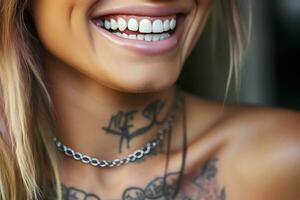 ai generativ. gesund Zähne und schön breit Lächeln von ein jung Frau mit Tätowierungen auf ihr Körper foto