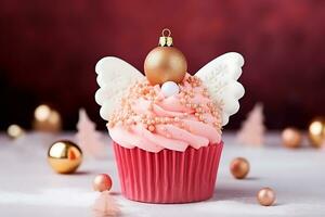 ai generativ. Rosa Weihnachten Cupcake mit Engel Flügel und ein Neu Jahre Ball auf oben foto