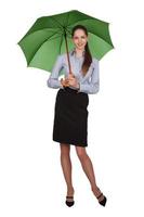 ziemlich glückliches Mädchen mit großem Regenschirm foto