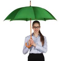 glückliches Mädchen, das unter einem Regenschirm steht foto