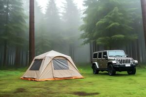 ein Tourist Zelt und ein Jeep Stand auf ein Rasen im das Mitte von ein Wald im nebelig und wolkig Wetter. ai generativ foto