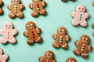 Lebkuchen Mann isoliert auf ein Pastell- Hintergrund mit ein Platz zum Text foto