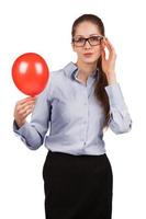 stylische Frau mit aufgeblasenem rotem Ball foto