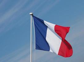 französische flagge von frankreich über blauem himmel foto