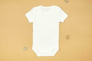 Weihnachten Weiß Baby Mädchen oder Junge Bodysuit Attrappe, Lehrmodell, Simulation eben legen mit Schneeflocken Dekoration auf Papier Hintergrund. Design Strampler Vorlage, drucken Präsentation spotten hoch. oben Sicht. foto