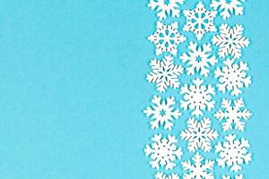 Satz weiße Schneeflocken auf buntem Hintergrund. Draufsicht der Weihnachtsverzierung. neujahrszeitkonzept mit leerem raum für ihr design foto