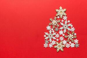 Weihnachten Baum gemacht von farbig handgemacht Ball Dekoration auf farbig Hintergrund, Aussicht von über. Neu Jahr minimal Konzept mit Kopieren Raum foto
