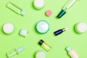 Gruppe von Kunststoff-Körperpflegeflasche flach legen Zusammensetzung mit kosmetischen Produkten auf grünem Hintergrund leeren Raum für Ihr Design. satz weißer kosmetikbehälter, draufsicht mit kopierraum foto