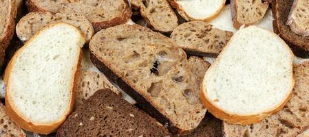 geschnittenes weißes und braunes Brot foto