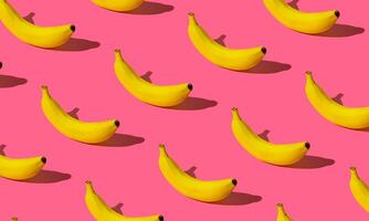 modisch Obst Muster gemacht von frisch Banane auf Licht Pastell- Rosa Hintergrund. minimal Banane Muster Layout. Natur Sommer- Hintergrund Konzept. foto