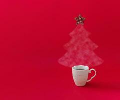 Weihnachten Baum gemacht von dämpfen Kaffee oder Tee mit kariert Star auf das oben gegen rot Hintergrund. Winter Urlaub Konzept. minimal Neu Jahr Hintergrund. modisch Weihnachten Idee. Kopieren Raum. foto