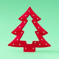 minimalistisch Weihnachten Baum auf Pastell- Grün Hintergrund. kreativ Weihnachten oder Neu Jahr Konzept. modisch Urlaub Idee mit Kopieren Raum. foto