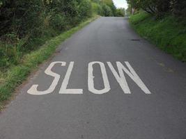 Zeichen für langsame Geschwindigkeit foto