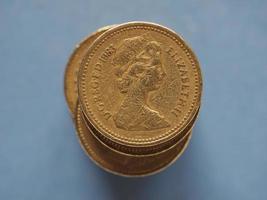 1-Pfund-Münze, Großbritannien über Blau mit Kopierraum in London foto