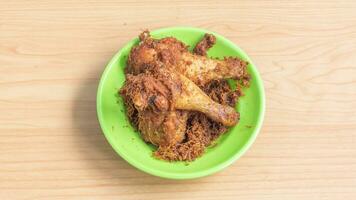 Ayam goreng Kalasan, Indonesien traditionell Küche gemacht von gebraten Hähnchen foto