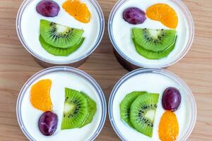 fruchtiger Milchpudding, süßes Schokoladen-Seidenpudding-Dessert mit Fruchtbelag foto