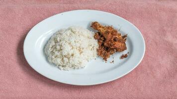 Ayam goreng kalasan ist ein gebraten Hähnchen Gericht mit Besondere Gewürze Ursprung von das kalasan Bereich, schleim Yogyakarta. foto