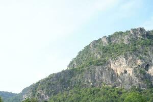 Kalkstein Berge im Thailand Dort sind viele Fledermäuse Leben Dort. foto