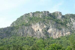 Kalkstein Berge im Thailand Dort sind viele Fledermäuse Leben Dort. foto