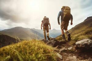 abenteuerlich Touristen Wanderung durch das bergig Terrain, nehmen im das atemberaubend natürlich Schönheit und frisch Luft, generativ ai foto