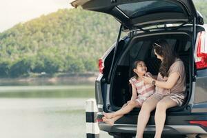Sommer- Ferien glücklich Mutter und Tochter haben Spaß. das Konzept von Familie auf Ferien und Reise. foto
