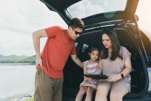 Sommer- Urlaub.glücklich Familie genießen Ausflug mit ihr Liebling Wagen. Urlaub und Reise Familie Konzept. foto