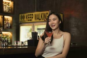 asiatische Frauen trinken Cocktails und haben nachts Spaß an der Bar. foto