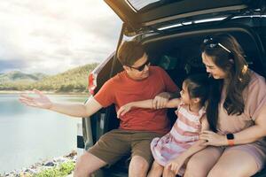 Sommer- Urlaub.glücklich Familie genießen Ausflug mit ihr Liebling Wagen. Urlaub und Reise Familie Konzept. foto