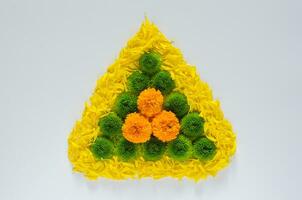 dekorativ Rangoli gemacht von bunt Ringelblume Blumen und Blütenblätter mit Grün Chrysantheme zum Diwali Festival auf Weiß Hintergrund. foto