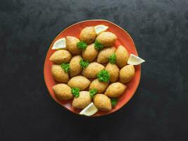 Arabisch Fleisch Vorspeise Kibbeh. traditionell Arabisch kibbeh mit Lamm und Kiefer Nüsse. foto