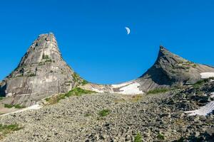 Parabel Felsen mit Halbmond im Ergaki National Park im Western Sayan, Süd zentral Sibirien. einzigartig Berge unter ein Blau Himmel. foto